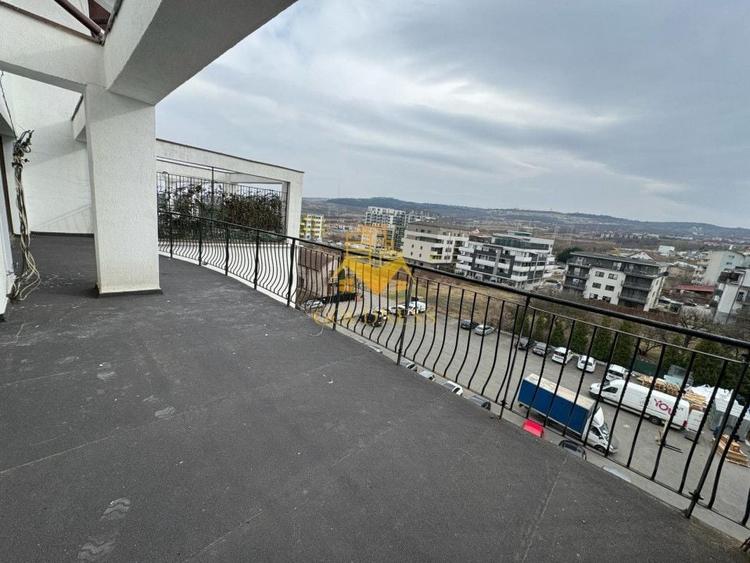 Apartament cu 5 camere semidecomandat în Calea Turzii