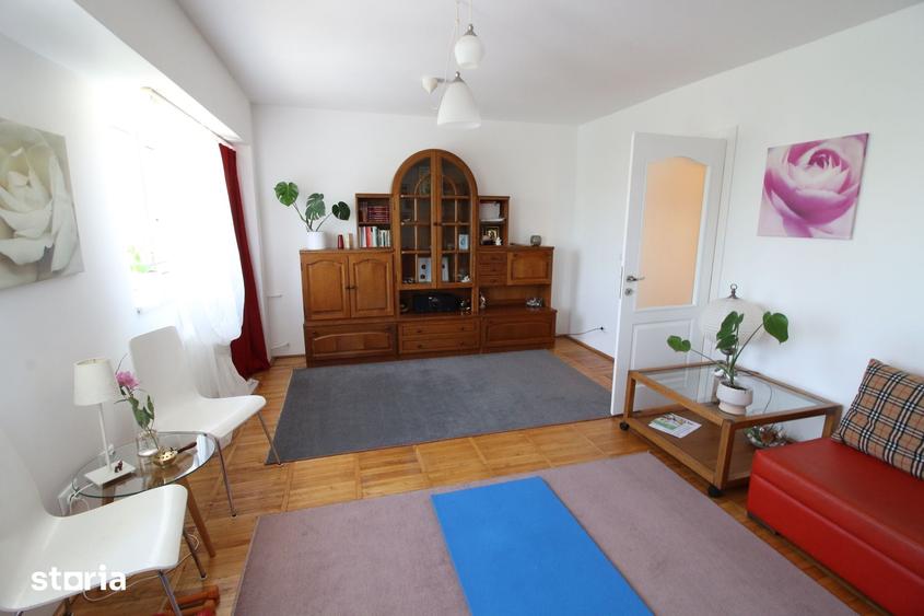 Apartament cu 4 camere decomandat în Piața Centrală