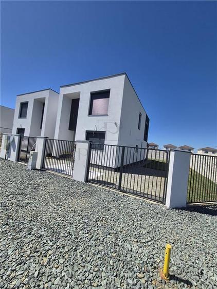 Duplex cu 5 camere cu Canalizare în Moșnița Nouă