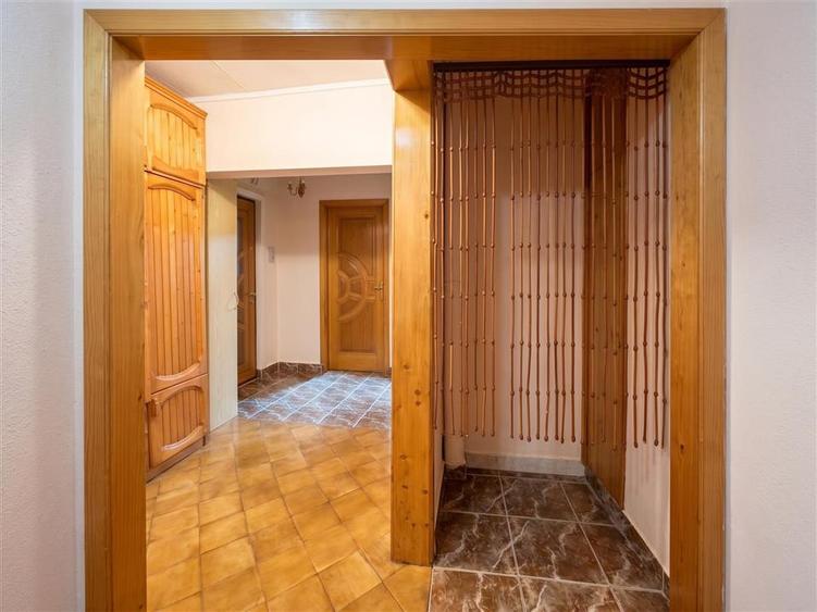Apartament cu 3 camere decomandat, mobilat în Burdujeni