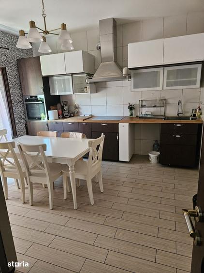 Casă cu 5 camere cu Teren 1160 Mp în Est