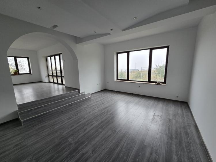 Casă individuală cu 8 camere cu Teren 961 Mp în Fântânele (Hemeiuș)