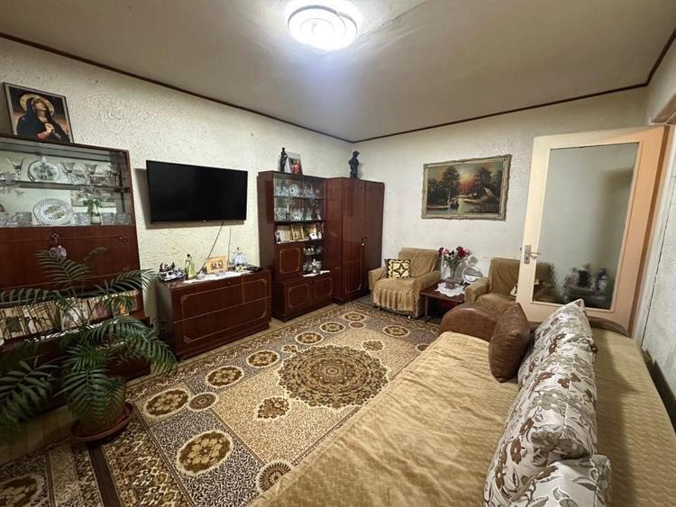 Apartament cu 3 camere decomandat, mobilat în Cornitoiu