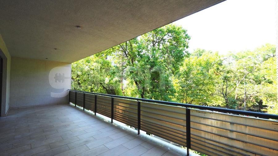 Apartament cu 3 camere semidecomandat, mobilat în Primăverii