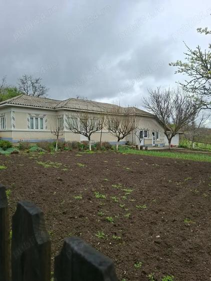 Casă cu 6 camere cu Teren 1900 Mp în Mihai Bravu