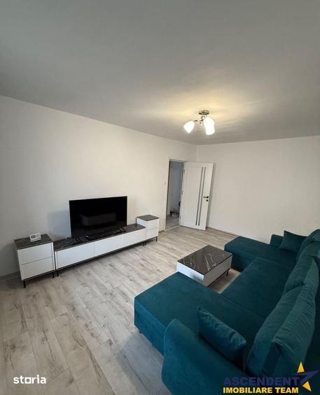 Apartament cu 3 camere decomandat în Tractorul
