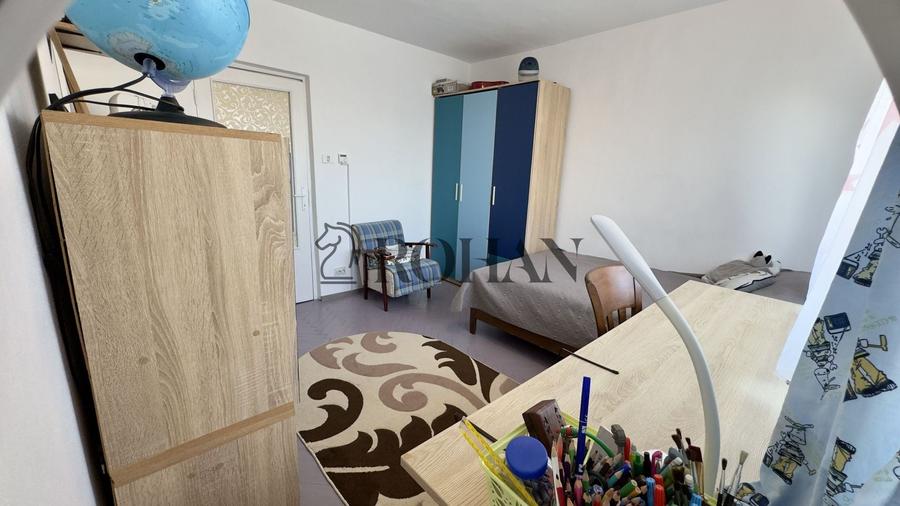 Apartament cu 3 camere decomandat în Cetate