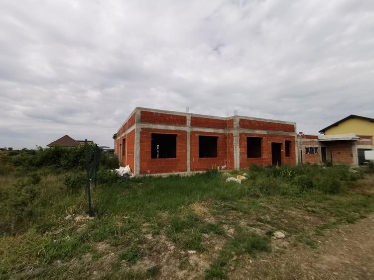 Casă individuală cu 6 camere cu Canalizare în Torontalului