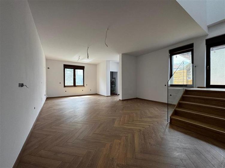 Duplex cu 4 camere cu Canalizare în Gruia