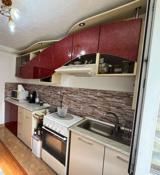 Apartament cu 3 camere semidecomandat, mobilat în Săsar