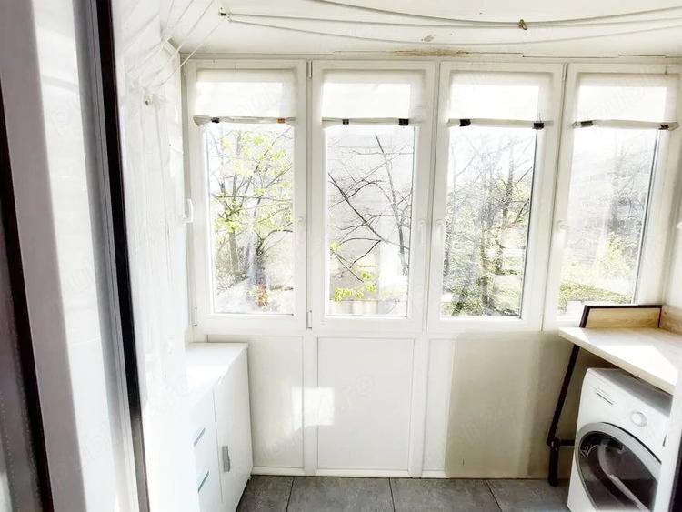Apartament cu 3 camere semidecomandat, mobilat în Dacia