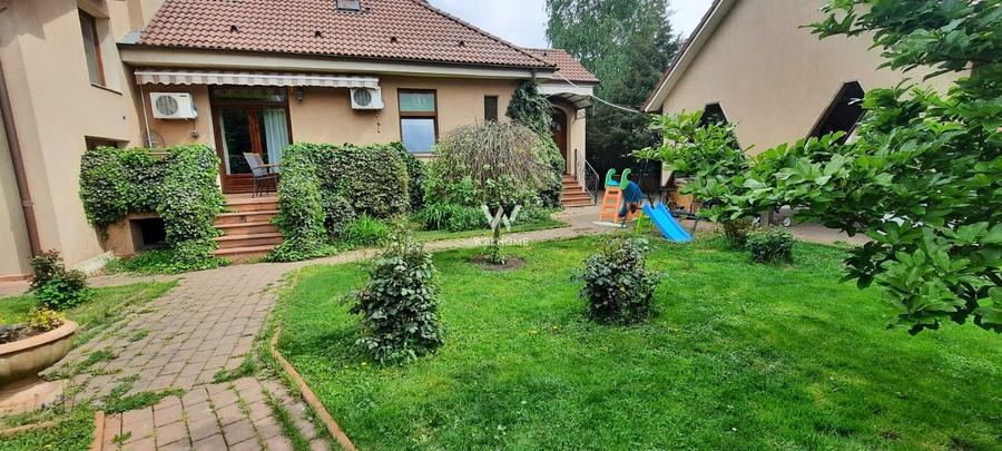 Casă individuală cu 8 camere cu Canalizare în Trei Stejari