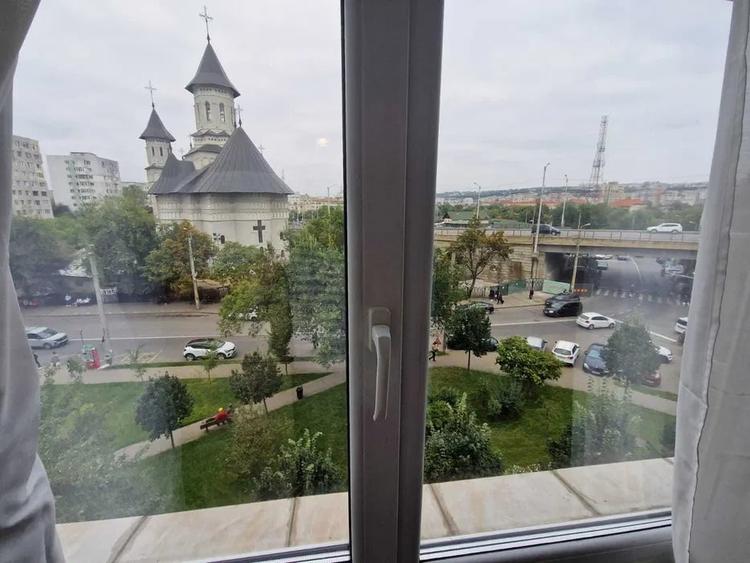 Apartament cu 3 camere decomandat, mobilat în Alexandru cel Bun