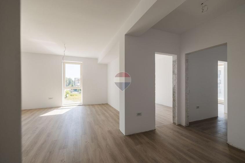 Apartament cu 3 camere decomandat în Tractorul