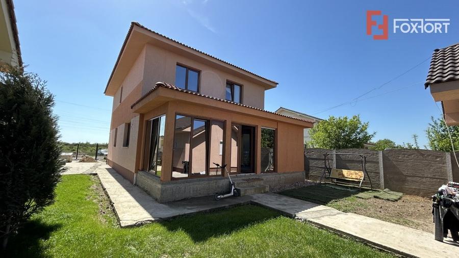 Casă individuală cu 5 camere cu Canalizare în Plopi