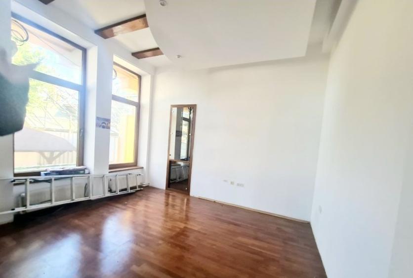 Casă individuală cu 12 camere cu Garaj în Inel II