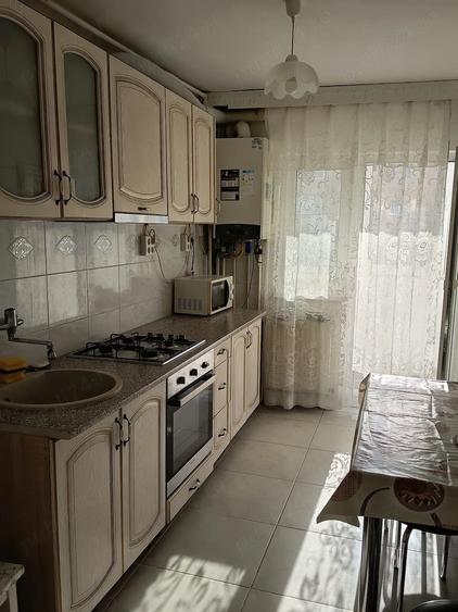 Apartament cu 3 camere decomandat în Tractorul