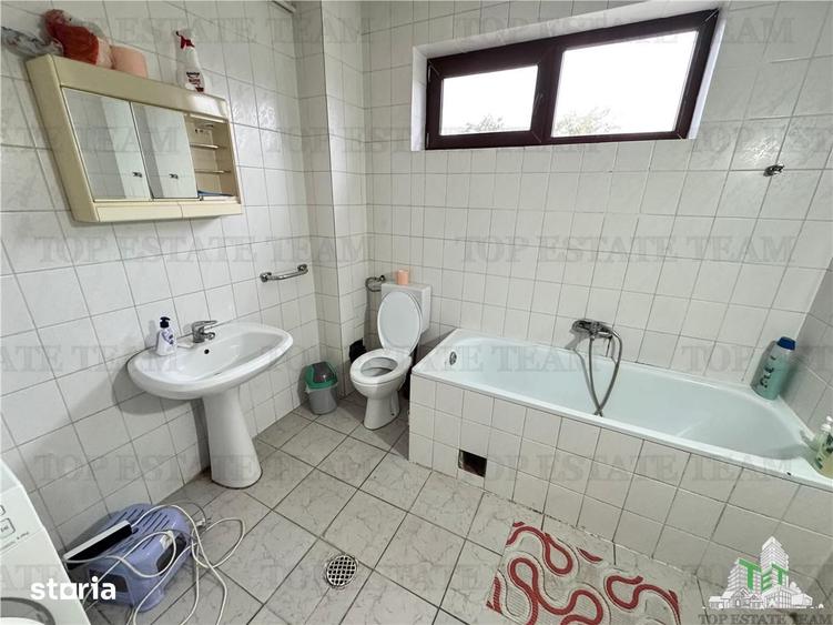 Casă cu 7 camere cu Teren 2665 Mp în Odobești