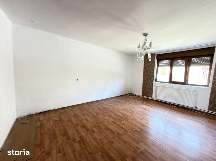 Casă cu 6 camere cu Teren 479 Mp în Crișan