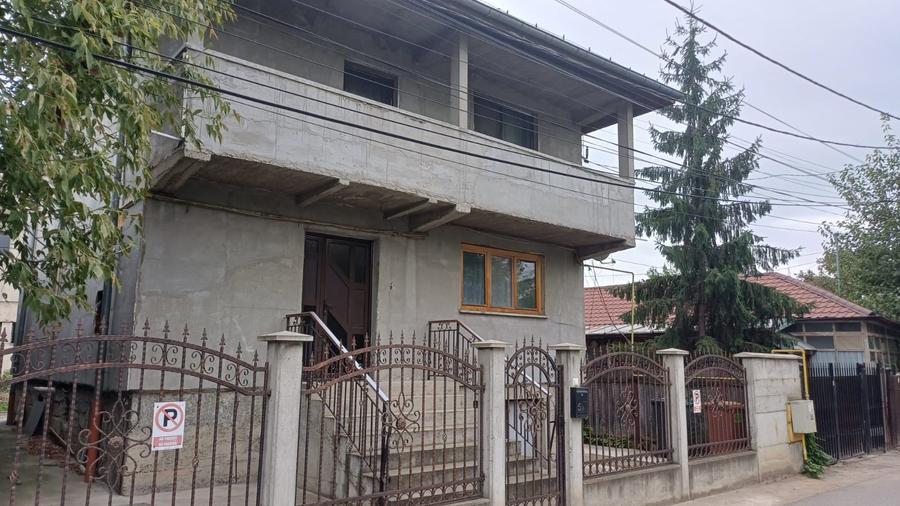 Casă individuală cu 8 camere cu Canalizare în Granit