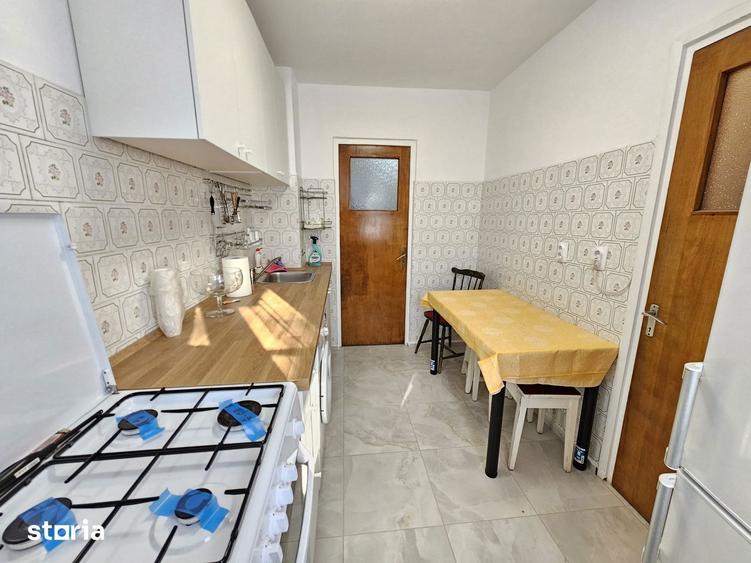 Apartament cu 3 camere decomandat, mobilat în Titan