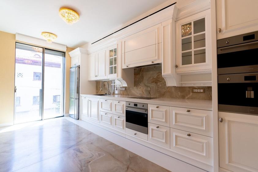 Apartament cu 3 camere semidecomandat în Dorobanți