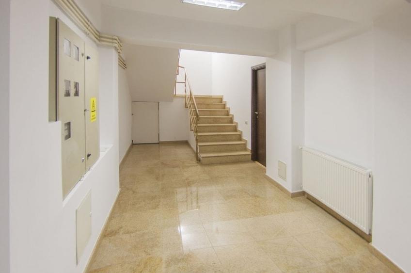 Casă cu 12 camere cu Canalizare în P-ța Victoriei