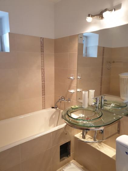 Apartament cu 3 camere semidecomandat, mobilat în Banu Manta
