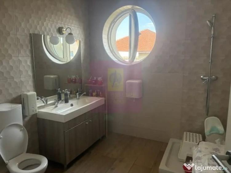 Casă cu 10 camere cu Teren 446 Mp în Drumul Sării