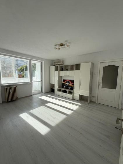 Apartament cu 3 camere semidecomandat, mobilat în Iancului