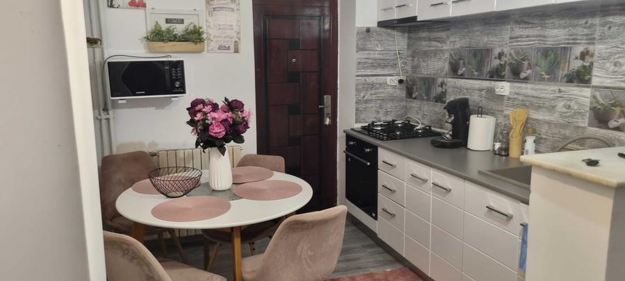 Apartament cu 3 camere semidecomandat în Central