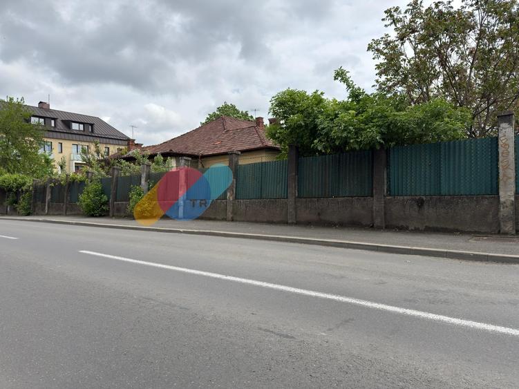 Casă individuală cu 7 camere cu Teren 1700 Mp în Central