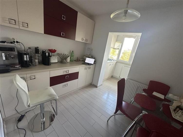 Apartament cu 3 camere decomandat, mobilat în Girocului