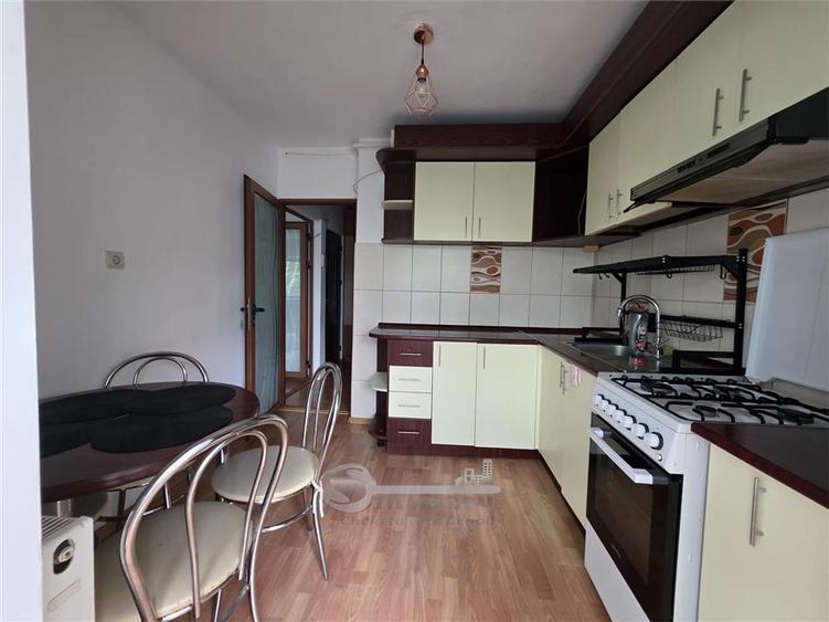 Apartament cu 3 camere decomandat, mobilat în Nicolina