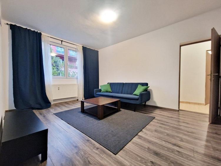 Apartament cu 3 camere semidecomandat, mobilat în Titan