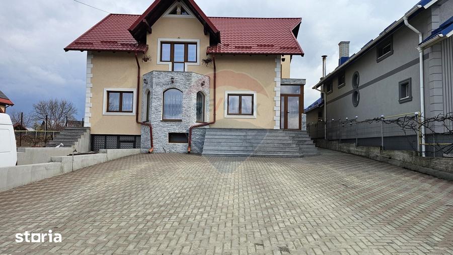 Casă cu 6 camere cu Teren 1000 Mp în Șcheia