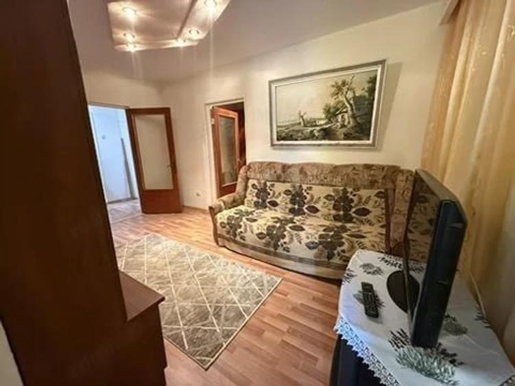 Apartament cu 3 camere decomandat în Micro 14
