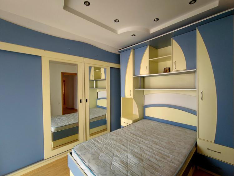 Apartament cu 4 camere decomandat, mobilat în Trocadero
