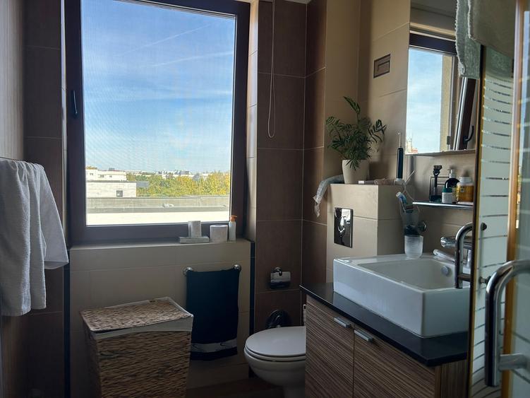 Penthouse cu 3 camere semidecomandat în Herăstrău