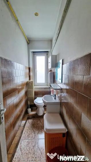 Apartament cu 5 camere semidecomandat în Dacia