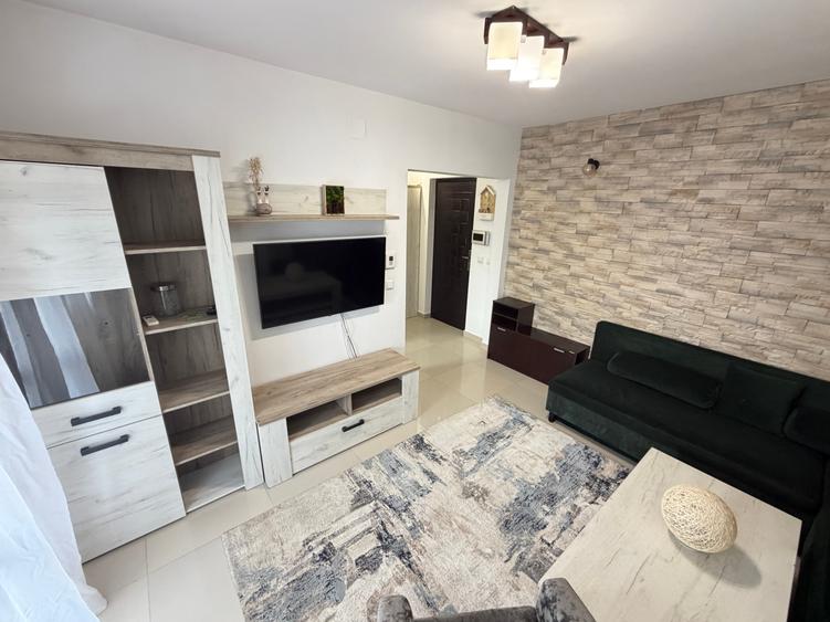 Apartament cu 4 camere semidecomandat în Baza 3