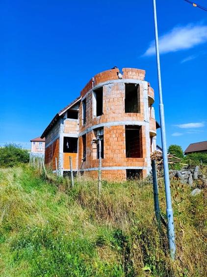 Casă cu 4 camere în Șura Mare