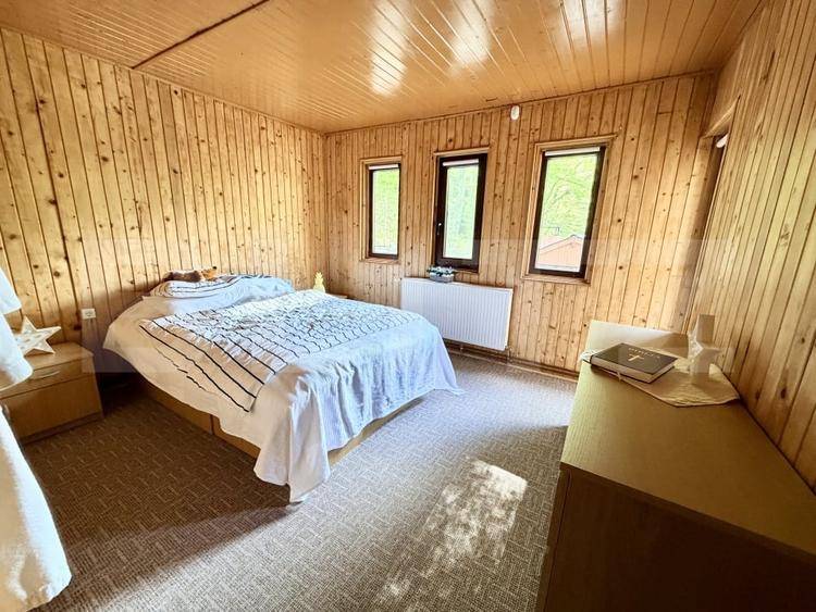 Casă individuală cu 6 camere cu Teren 3000 Mp în Periferie