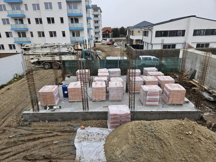 Casă individuală cu 5 camere cu Teren 300 Mp în Central