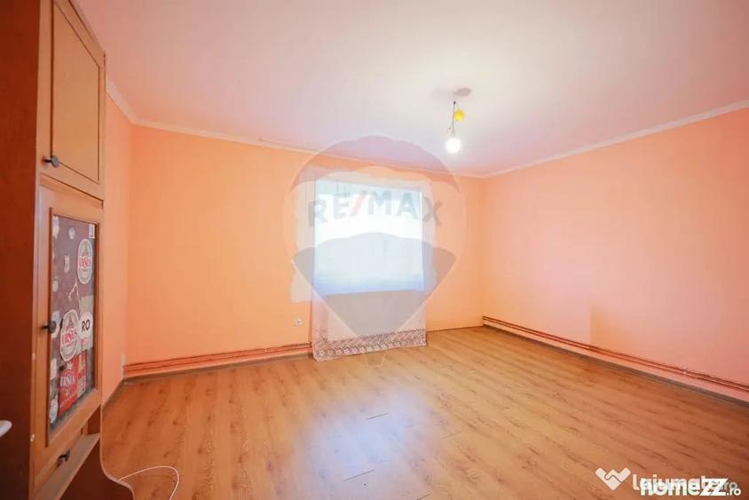 Casă cu 4 camere cu Teren 2440 Mp în Alparea