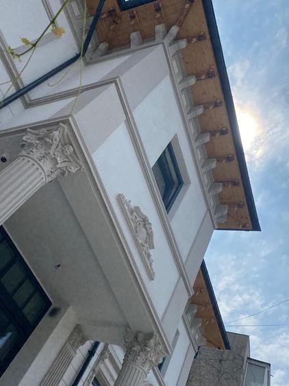 Casă individuală cu 10 camere cu Canalizare în P-ța Victoriei