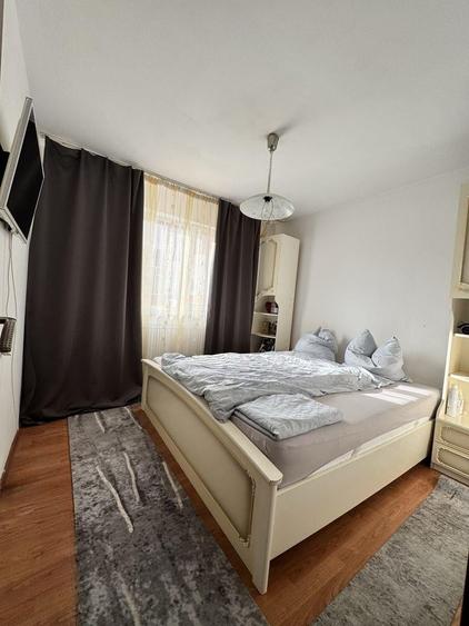 Apartament cu 3 camere semidecomandat, mobilat în Craiovița Nouă
