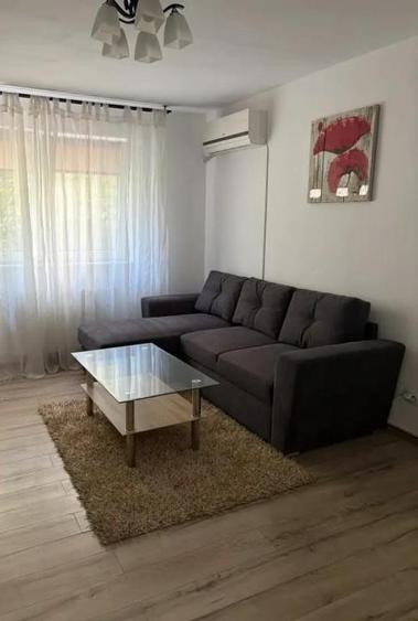 Apartament cu 2 camere semidecomandat, mobilat în Tei