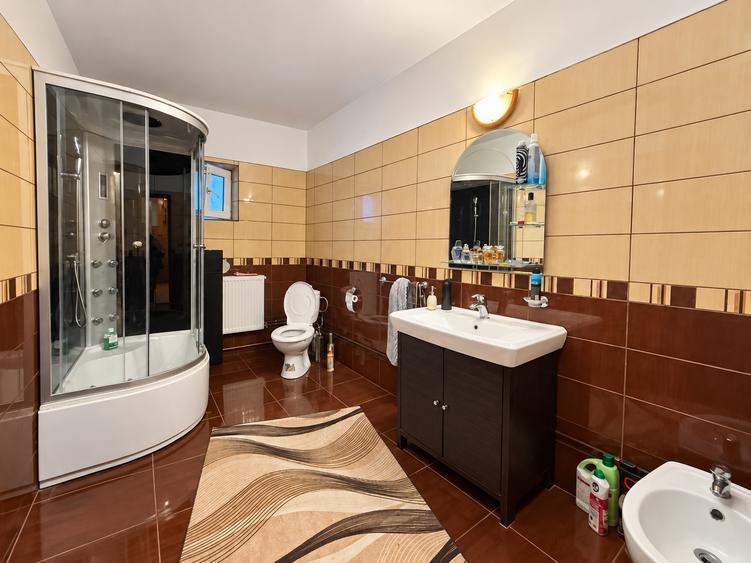 Casă individuală cu 6 camere cu Canalizare în Valu lui Traian
