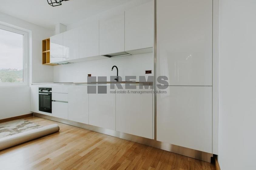 Apartament cu 3 camere semidecomandat, mobilat în Central